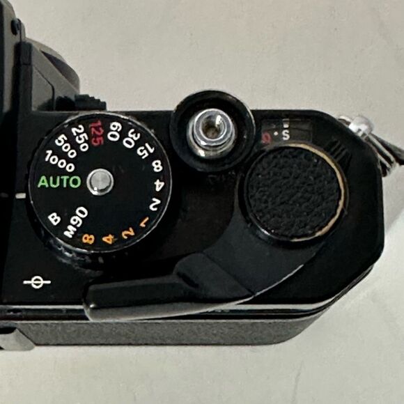 Vintage Nikon FE 35 mm SLR film camera body - Picture 6 of 9